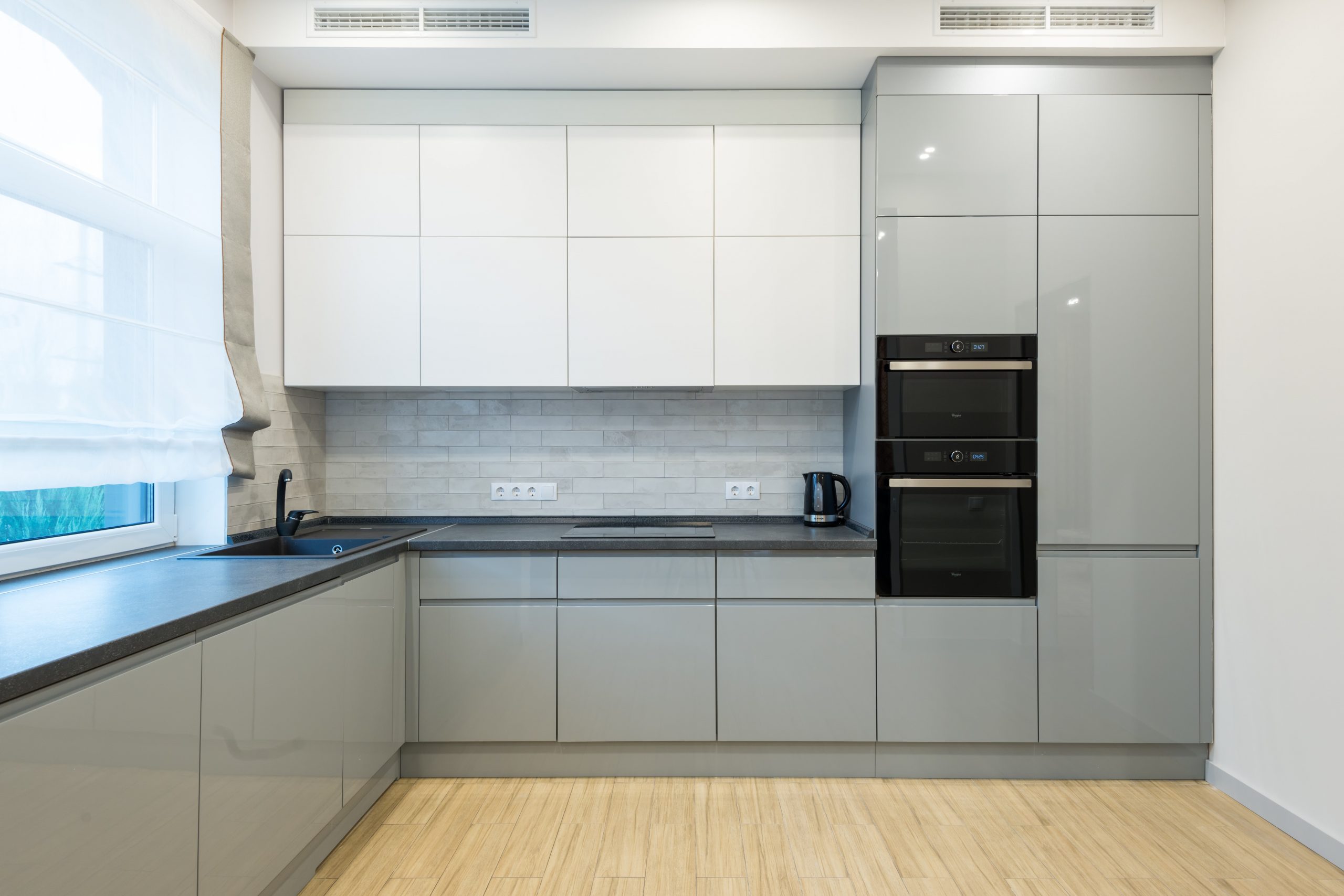 cocina blanca y horno negro